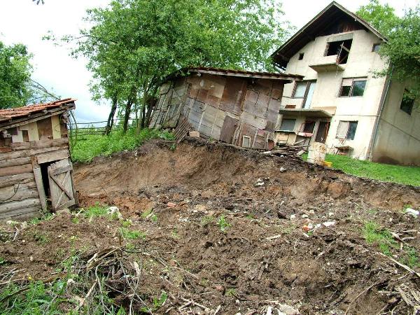 kuća u Medakovu na rubu klizišta kuća u Medakovu na rubu klizišta