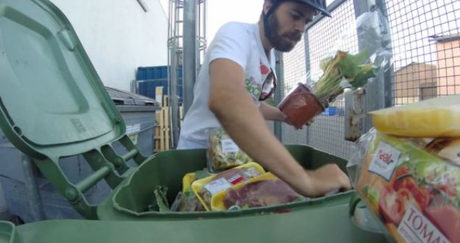 On jede hranu iz kanti za smeće putujući Evropom i za to ima jako dobar razlog