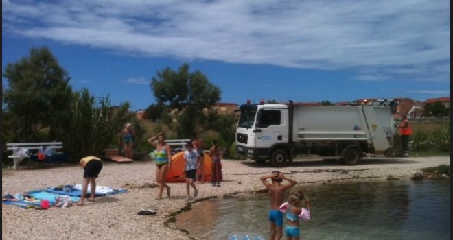 Kakav prizor na Jadranu: Strašno smrdi, gaze ljudima po glavama!