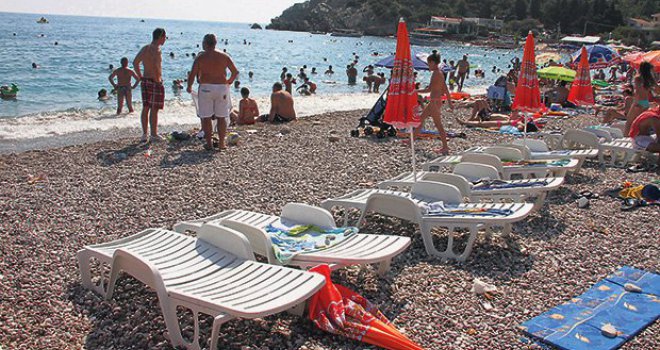 Brutalno pretučani u Crnoj Gori jer nisu htjeli da plate ležaljke na plaži!