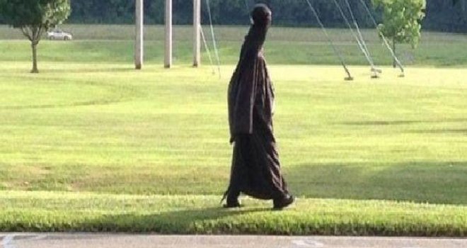 Misteriozna žena u crnom o kojoj bruji cijela Amerika