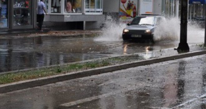 Klizav i mokar kolovoz, na nekim dijelovima učestali odroni