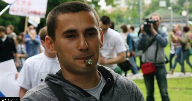 'Đavolja posla': Priveden Nikola Dronjak zbog ispisivanja grafita na zgradi SNSD-a