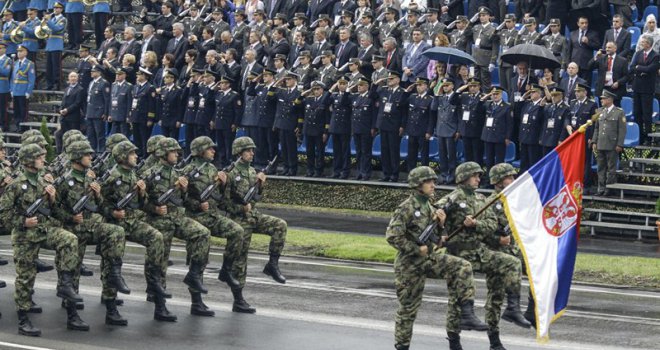 Ni kiša im nije smetala: Pogledajte kako je izgledala prva vojna parada nakon 1985. u Beogradu