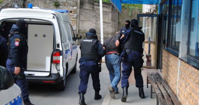 Braneći lopova, petero Banjalučana napalo policajce