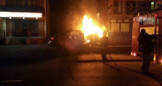Grad pod opsadom policije: Pod dva automobila postavljene eksplozivne naprave