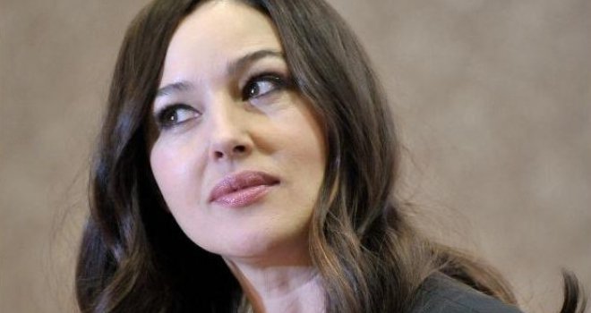 Monica Bellucci opet raspiruje mušku maštu: U mokroj providnoj haljini pokazala zanosne obline...