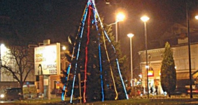 E, jesu je okitili: Najružnija jelka postavljena u centru grada, zbog nje im se smije cijeli svijet