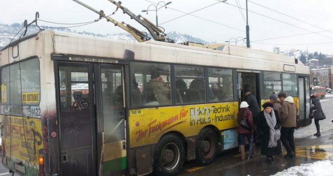 Vandalizam u Sarajevu: Maloljetnici razvalili vrata trolejbusa pa pobjegli