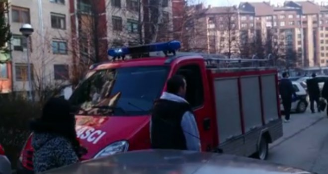 Teška saobraćajna nesreća na cesti Ilidža - Blažuj: Vatrogasci iz vozila izvlačili suvozača...