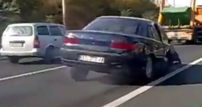 Beograđanin postao svjetski hit: Autoputem vozio bez jednog točka!
