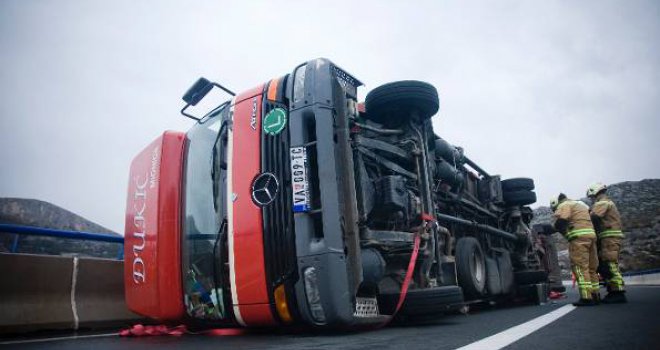Nevrijeme poharalo Hrvatsku: Vjetar okreće teretnjake i automobile, ruši krovove, a ima i povrijeđenih...