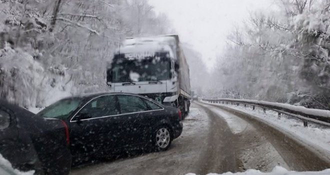 Potpuno obustavljen saobraćaj u blizini Sarajeva i na dionici Tuzla - Srebrenik