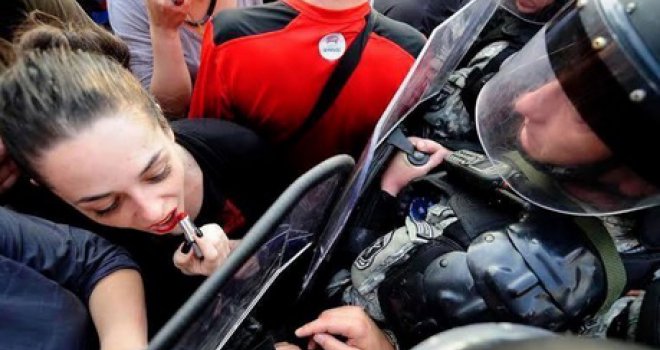 Ko je Makedonka koja je poljupcem odgovorila na policijsku brutalnost?