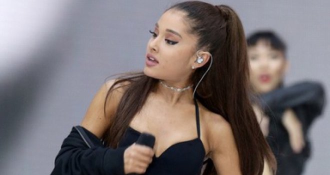 Ariana Grande usred nastupa pokazala međunožje!