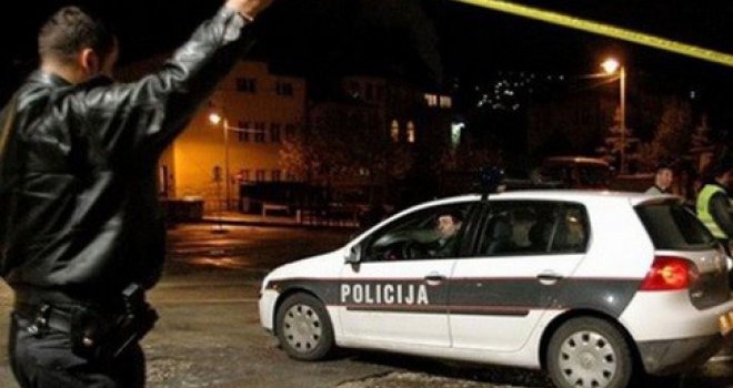 Jedan automobil završio na krovu: U sudaru dva vozila povrijeđene četiri osobe i prebačene na KUM