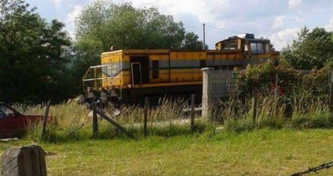 Stravična nesreća kod Doboja: Teretni voz udario u 'pasat', poginuli majka, otac i 17-godišnja kćerka