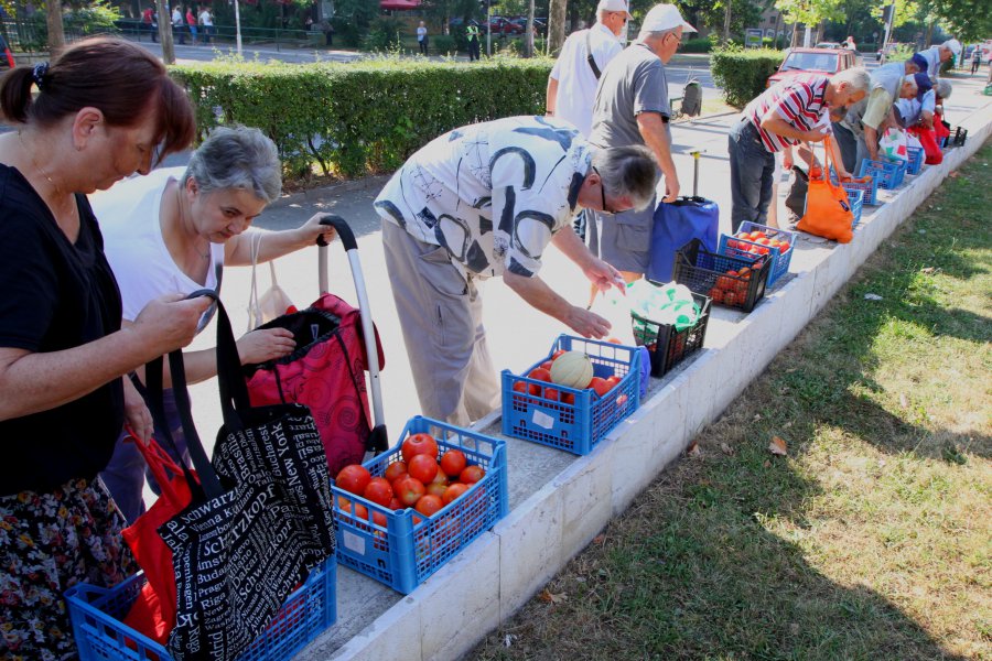 poljoprivrednici-dijelili-besplatno-proizvode-2