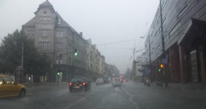 Pali se narandžasti meteoalarm za BiH: Sutra stiže olujno nevrijeme s kišom, evo gdje će biti najgore...