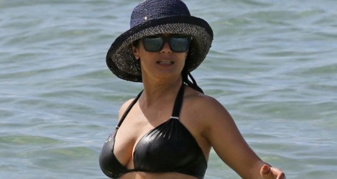 Salma Hayek savršenim tijelom u bikiniju bacila kompletnu plažu u trans