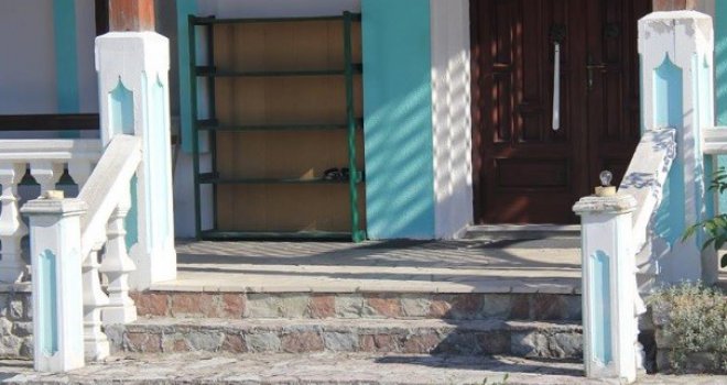 Huligani oskvrnuli Hamidija džamiju: Porazbijali lustere, razbacali smeće; građani uznemireni