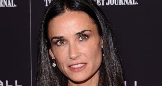 Demi Moore, šta ti se desilo?! Šokirala gledaoce na reviji, njeno 'zamrznuto' lice je neprepoznatljivo!