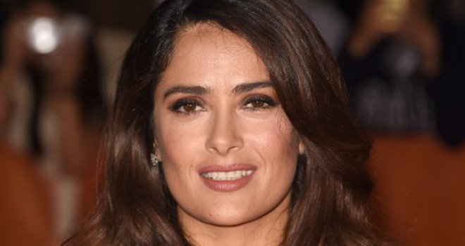 Spustila naramenice, struk uvukla u korzet: Salma Hayek pokazala raskošno poprsje