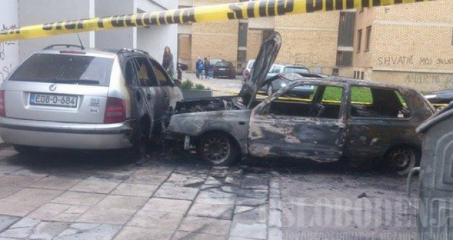 Jutros izgorjela dva automobila na Dobrinji: Zapaljena ili slučajnost?