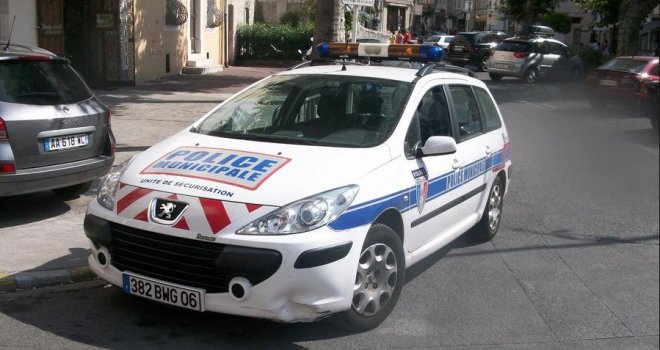 Policajac u centru Pariza ispalio desetak hitaca na automobil, vozač uhapšen