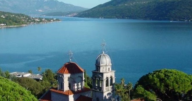 Zgodna plavuša obukla bikini, skočila u more i raspametila cijeli Herceg Novi...