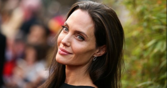 Angelina Jolie pojavila se u mini haljini i šokirala sve