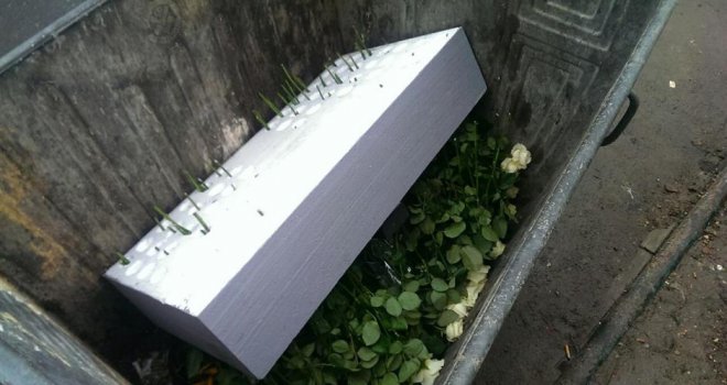 Sarajlije i cvijeće u kontejneru: Treba li svaki Banjalučanin da se stidi srušene Ferhadije, a zapadni Mostarac Starog mosta?