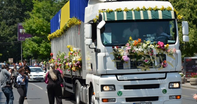 Mukla tišina obavila Sarajevo: Građani ispratili tabute sa 127 žrtava genocida u Srebrenici