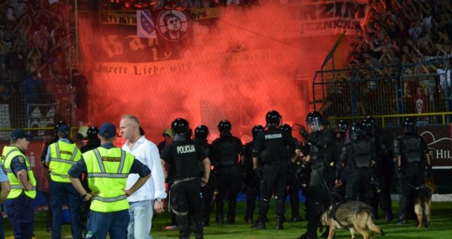 Bakljada na Grbavici: Pogledajte zašto je prekinut derbi Željo -Sarajevo