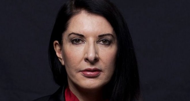 Marina Abramović napadnuta slikom: Pogledajte kako je poznata umjetnica dobila udarac u glavu