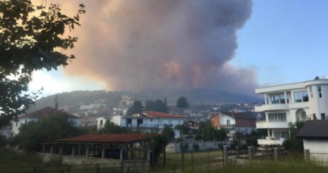 Veliki požar u Ulcinju, evakuacija u toku
