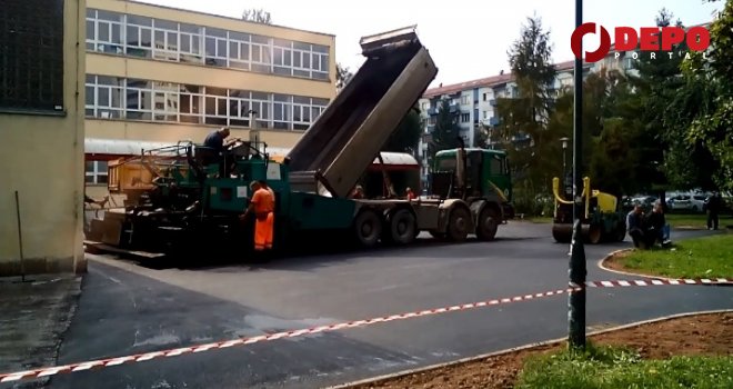 Bageri i kamioni okupirali školu na Grbavici: Direktorica nemoćna, roditelji očajni, djeca ne mogu izaći iz zgrade...