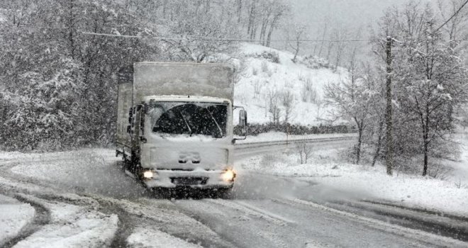 Zavejani putevi, kolone na granicama, potpuna obustava saobraćaja: Evo šta trebate izbjeći u širokom luku