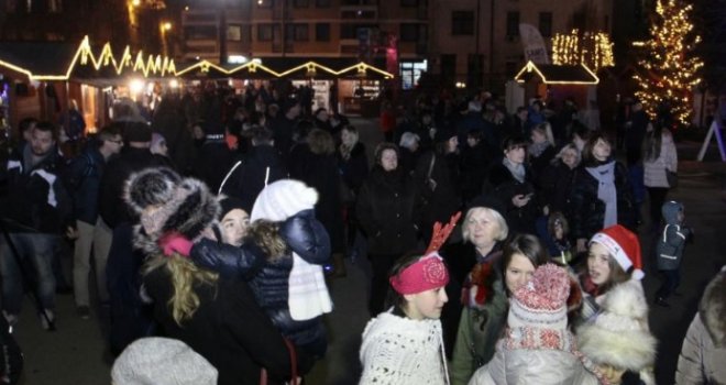 Počela zimska čarolija Coca-Cola Sarajevo Holiday Marketa : Otvoreno klizalište, upaljena jelka...