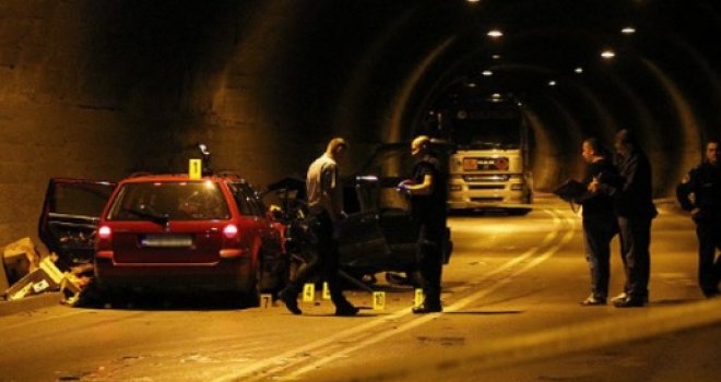 Teška nesreća u tunelu kod Maglaja: Jedna osoba poginula i dvije povrijeđene u sudaru kamiona i četiri auta