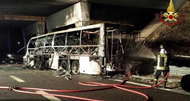 Tragedija u Italiji: Najmanje 16 učenika poginulo u autobuskoj nesreći