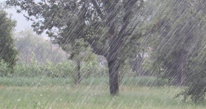 Meteoalarm izdao upozorenja za brojne regije u BiH zbog jakih pljuskova praćenih grmljavinom