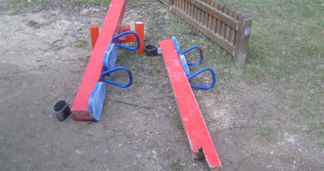 Kada su djeca došla da se igraju, dočekao ih je užas: Vandali u Bosanskoj Krupi razvalili igralište!