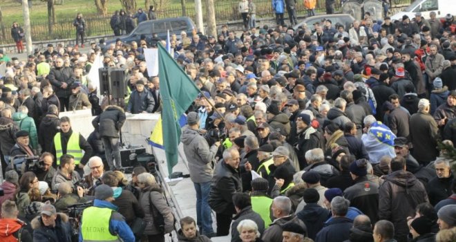 Vojni penzioneri ponovo ispred Vlade FBiH