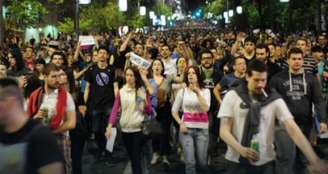 Rijeke ljudi na ulicama Beograda, Novog Sada i Niša:  'Vučiću, lopove', 'Krađa', 'Gotov je', 'Nećemo te', 'Ostavke'...
