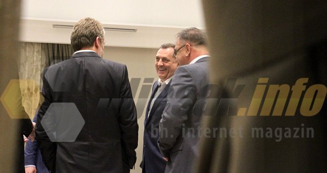 Ludo su se zabavljali: Kad se ugase kamere, bh. političari su zagrljeni i nasmijani