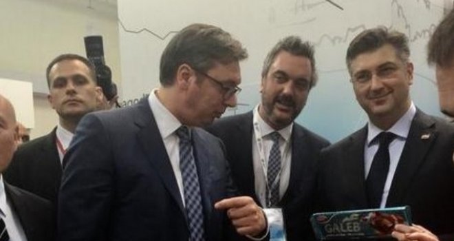 Hoće li je pojesti: Vučić poklonio 'srpsku' čokoladicu Plenkoviću, a on mu na to odgovorio...
