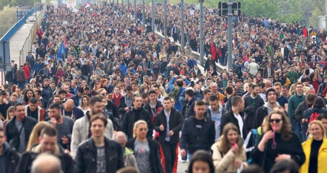 Nastavljeni masovni protesti u Beogradu: U ponedjeljak predaju zahtjev da se ponište izbori