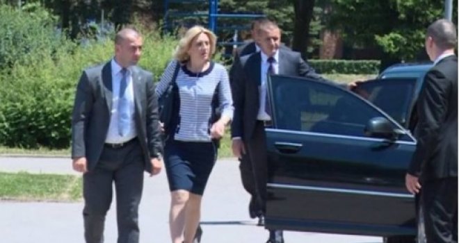 Nema zime za vrh RS-a: Pale najnovije skupocjene limuzine za Cvijanović i članove ličnog obezbjeđenja