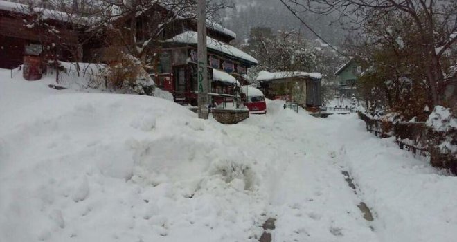 Kladanj zatrpan, visina snijega preko nevjerovatnih 110 cm: Nema struje, pada drveće, a svi strahuju od... 